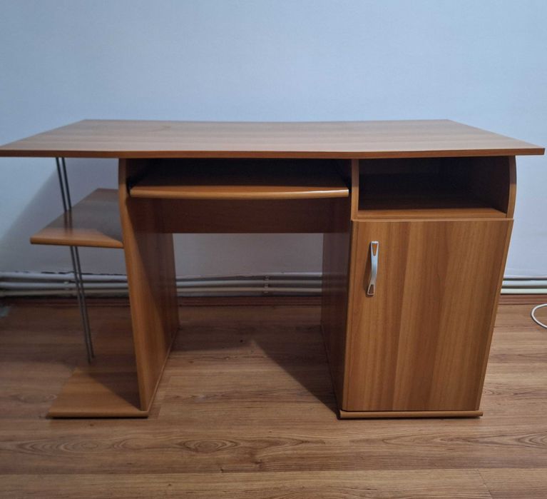 De vanzare birou Alex + scaun ergonomic. Preț 300 lei, ambele produse.