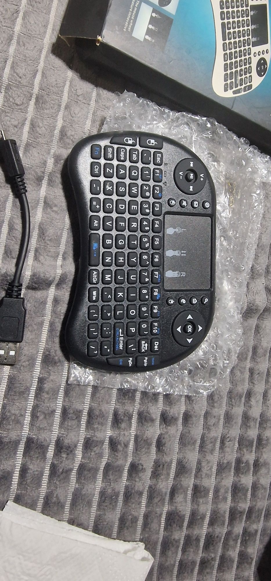 Tastatura wifi cu mouse incorporat