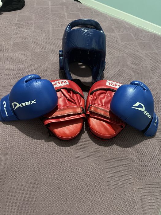 Продам шлем перчатки и лапы за синволическую сумму в хорошем состоянии