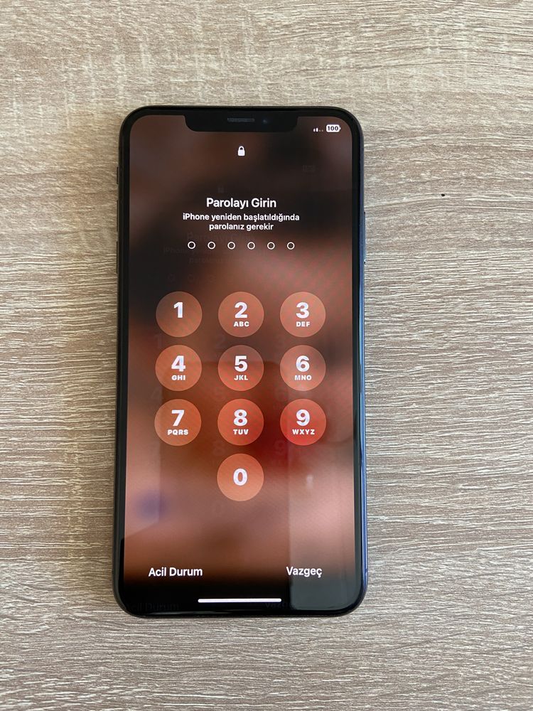 İphone XS Max.заключен към İcloud.