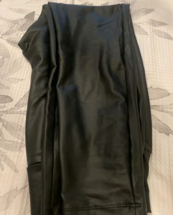 Pantaloni din piele ecologică