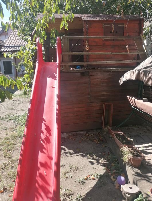 Vând căsuță cu tobogan