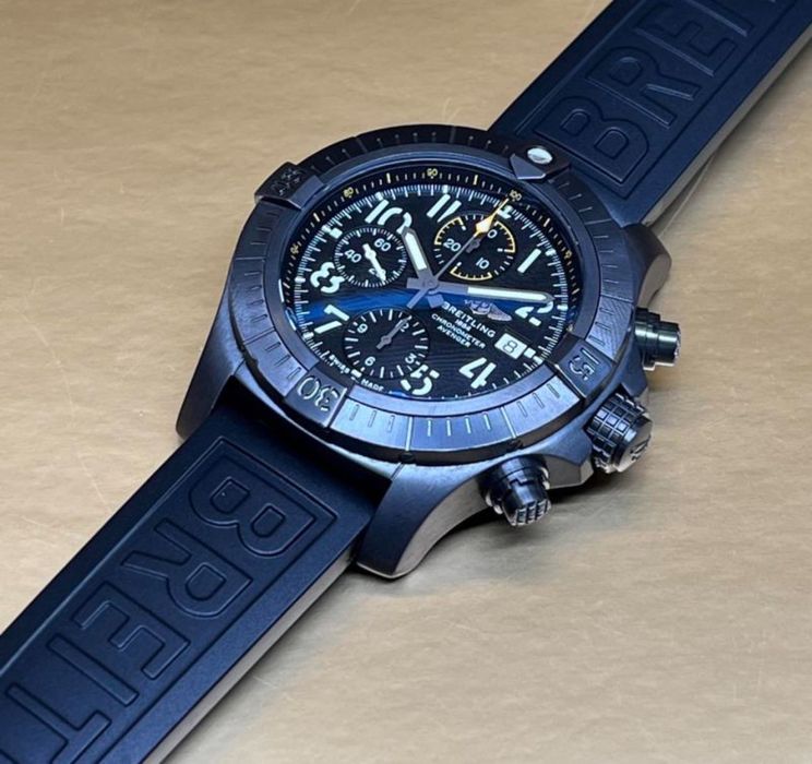 Breitling avenger chronograph night mission || пълен комплект.