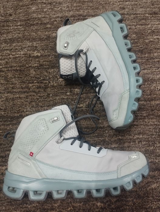 Ghete hiking On Cloudridge