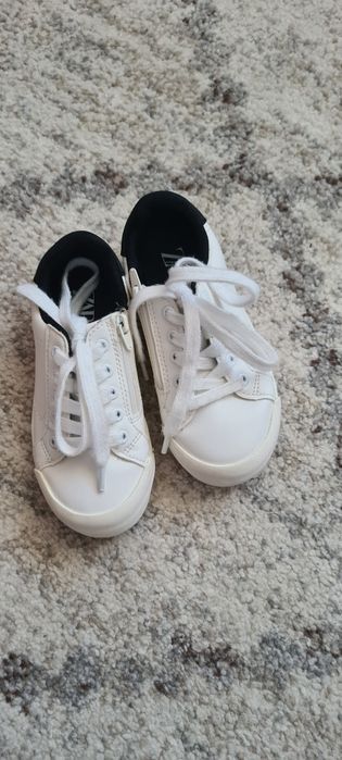 Vând adidași Zara nr. 26 în stare foarte bună