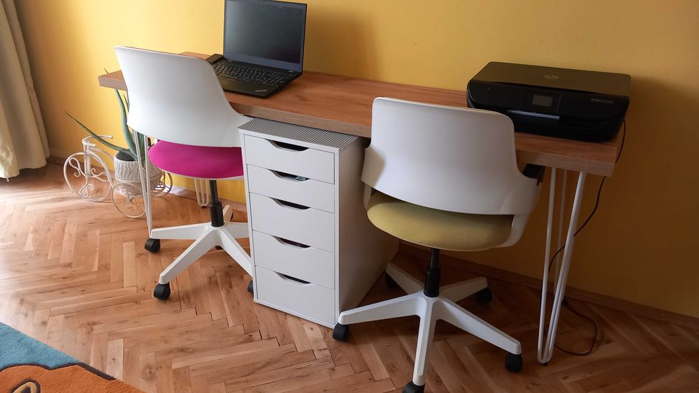 Детско бюро с метални крачета