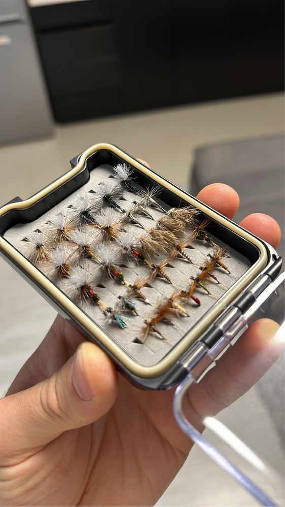 Vând cutii cu momeli artificiale,muște uscate fly fishing