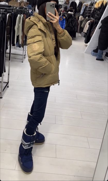 Продам замнюю куртку Moncler