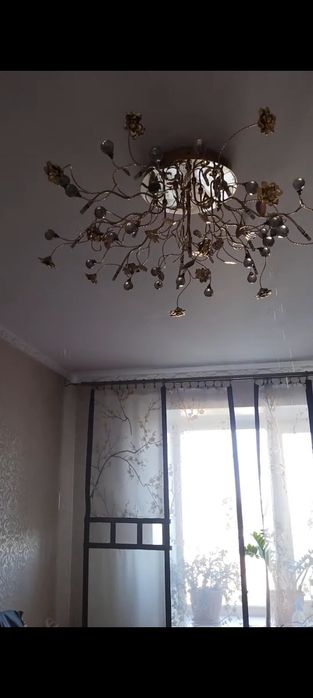 Продам две одинаковые люстры , потолочные