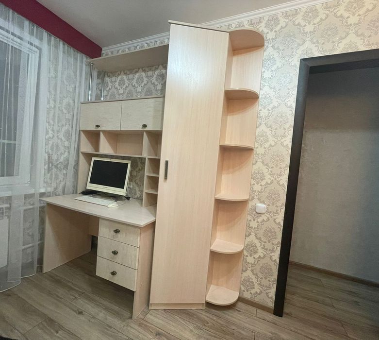 Продаётся стол с приставным шкафом