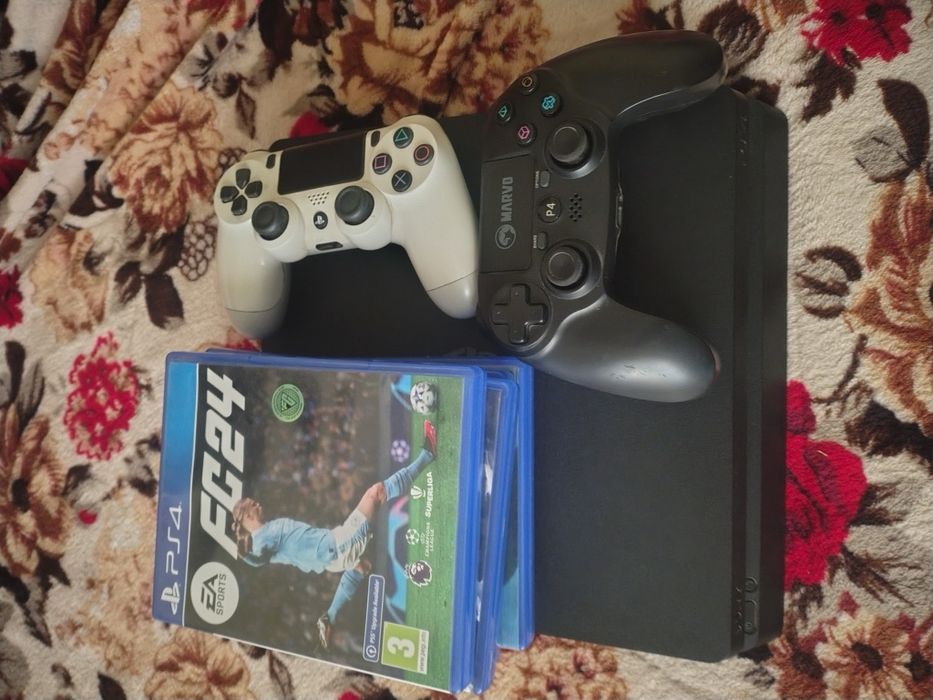 Ps4 slim cu jocuri și doua manete