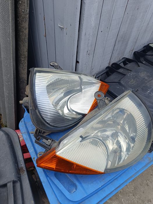 Faruri și triple Ford Ka an 2002