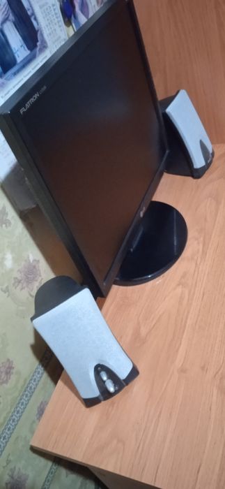 Компьютер настольный с колонками,процессор,видеокамера,клавиатура,мышь