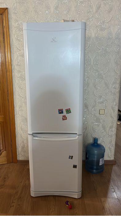 Продам холодильник Indesit