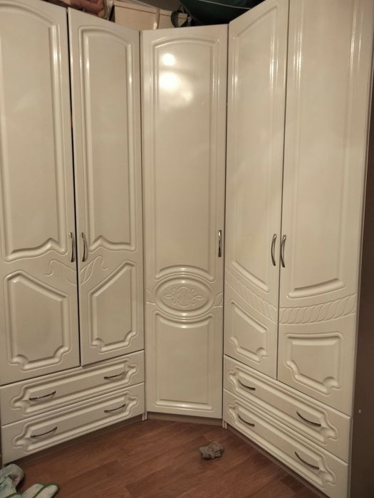 Продам спальный гарнитур, шкаф, кровать, две тумбочки, матрас. В хорош