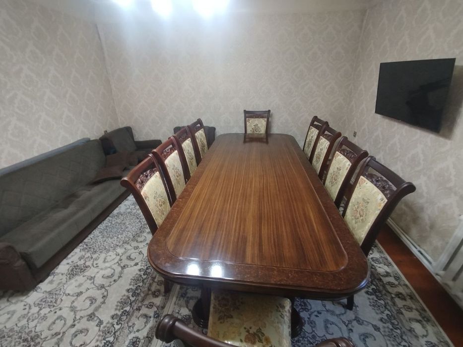 Стол обеденный с десятью стульями, состояние новое, дерево Орех продае