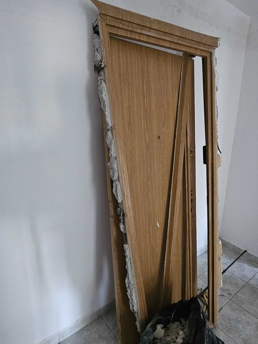 Donez o usa de intrare + rama usii + 3 saci de moloz + bani