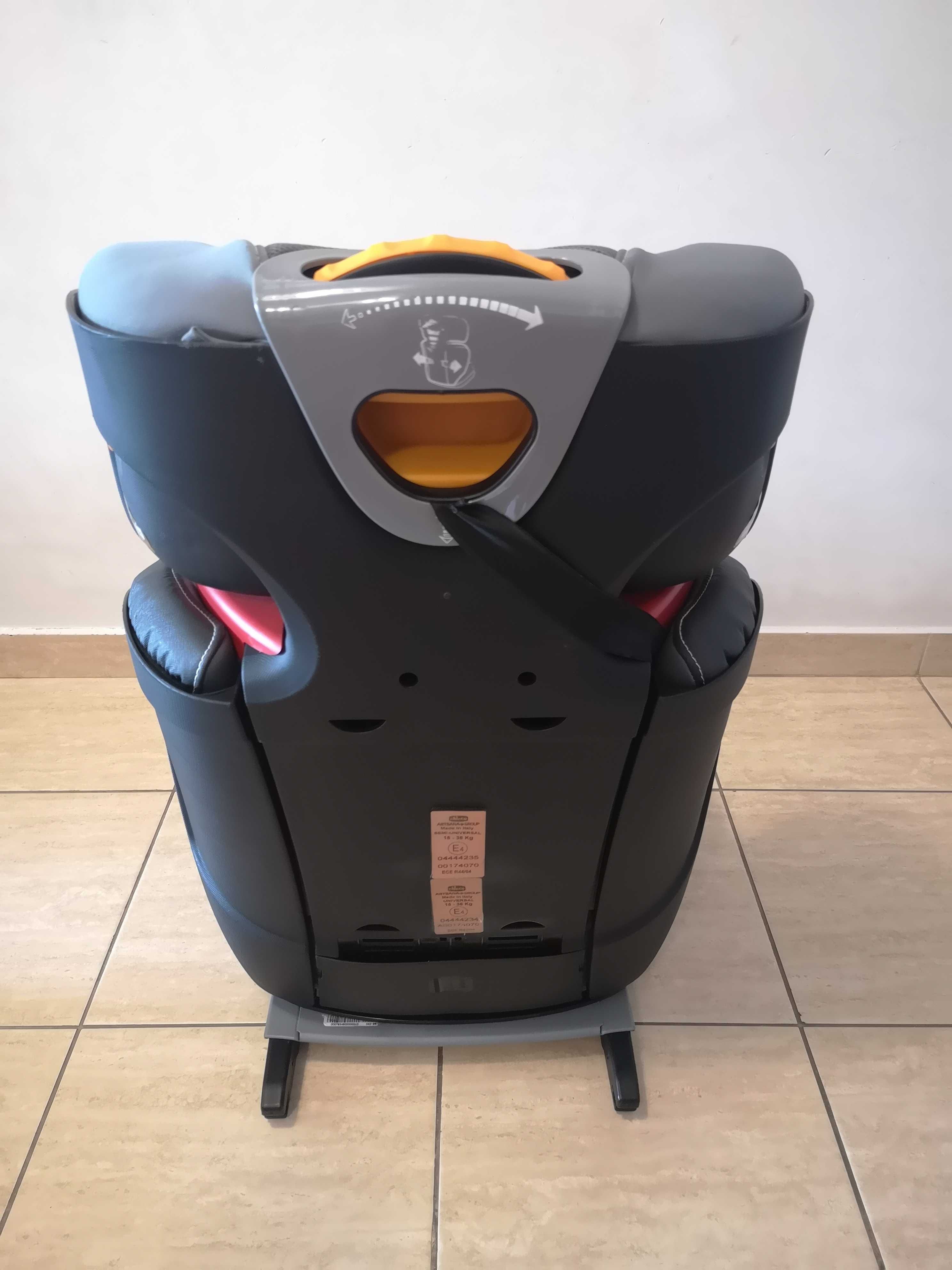Vand scaun auto Chicco cu isofix + 2 sau 1 buc inaltator auto copii