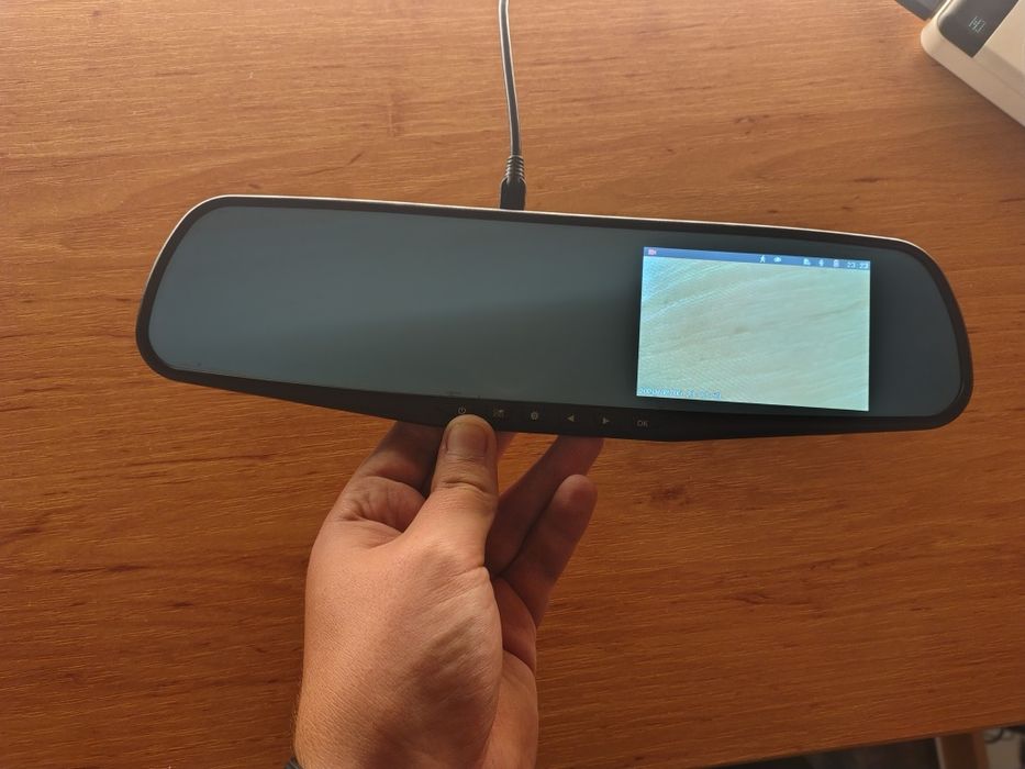 Продавам огледало за кола с камера