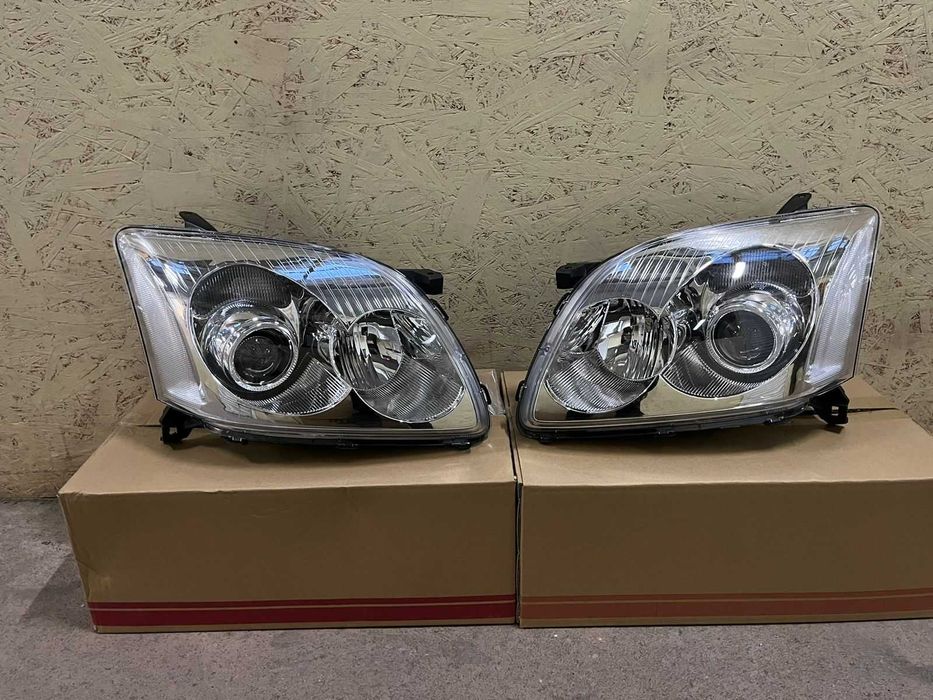 Фара на Toyota Avensis 2003- \ Тойота Авенсис 2006