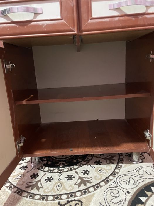 Кухонный гарнитур сотилади.