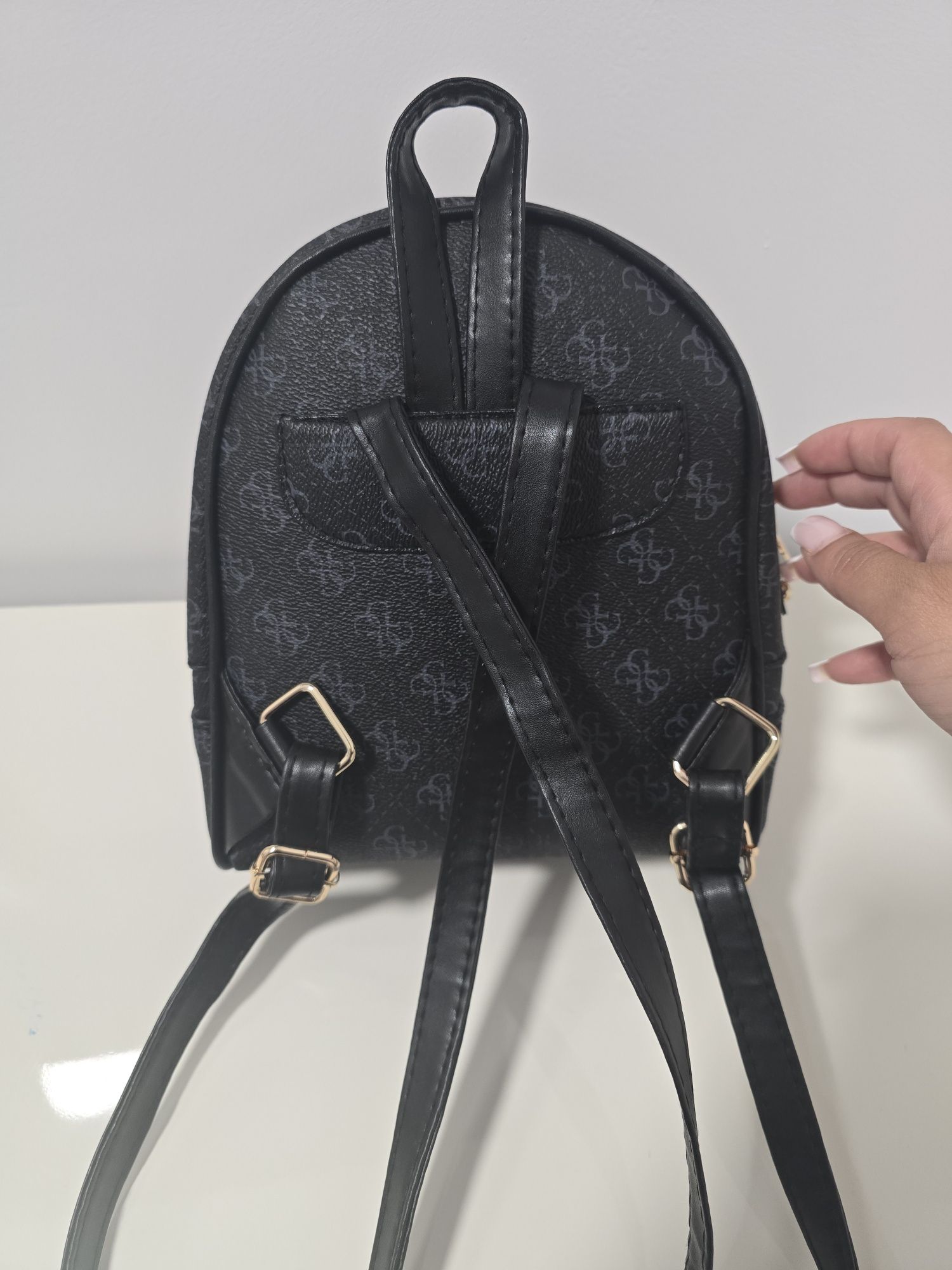 Rucsac nou Guess