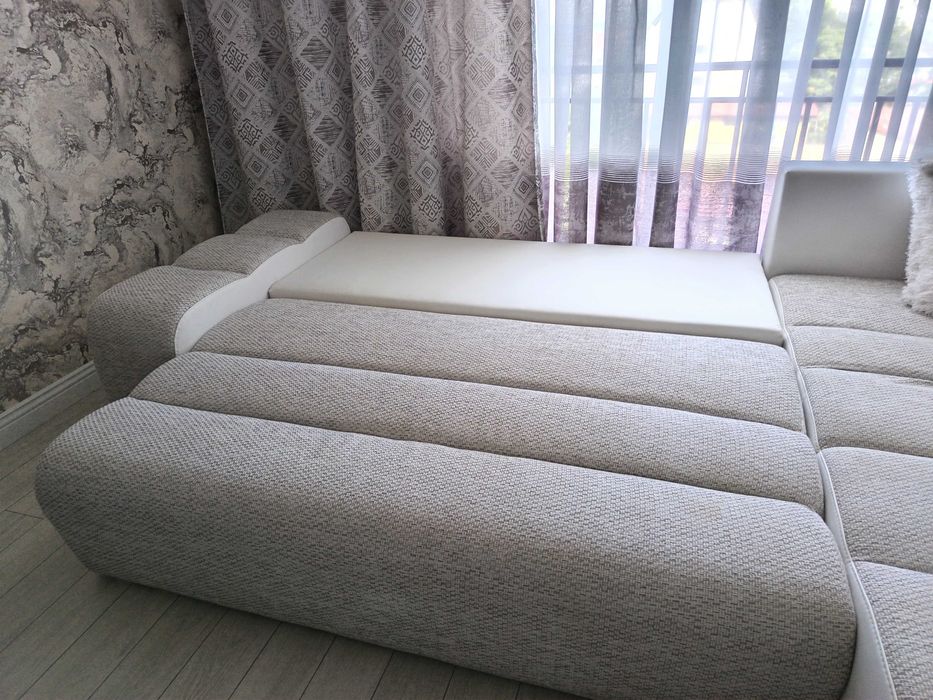 Canapea culoare gri, foarte bine intretinuta