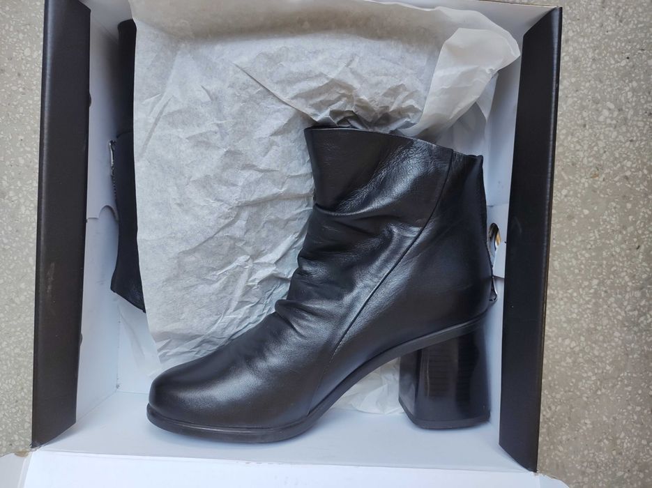 Кожени боти, 39 номер, 7 см ток, модел на Bata, елегантен финиш с цип