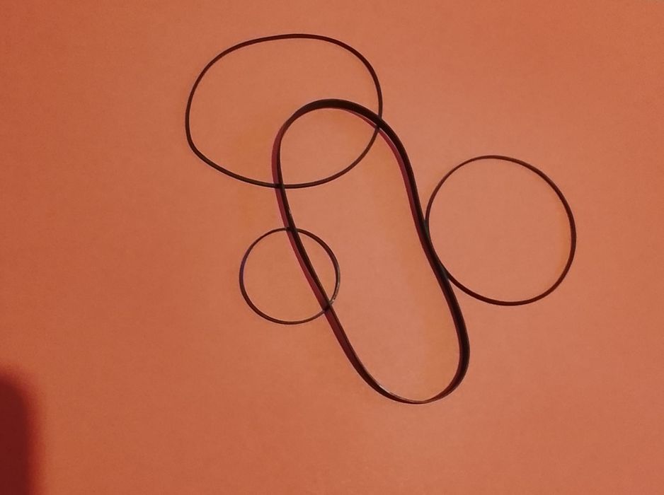 Vând 1 set de curelușe pentru casetofon deck Kenwood KX-600