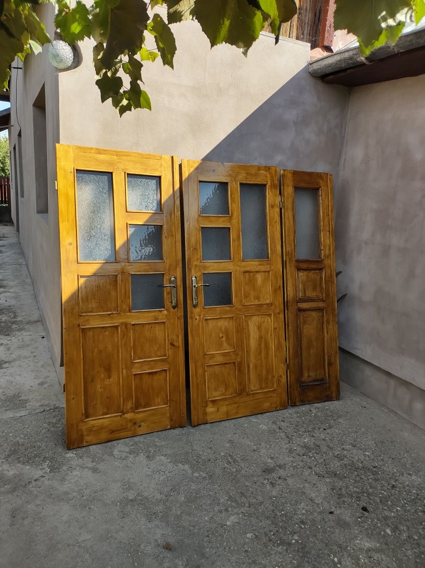 Vând două uși lemn masiv pentru exterior