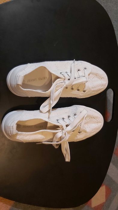 бели обувки текстил