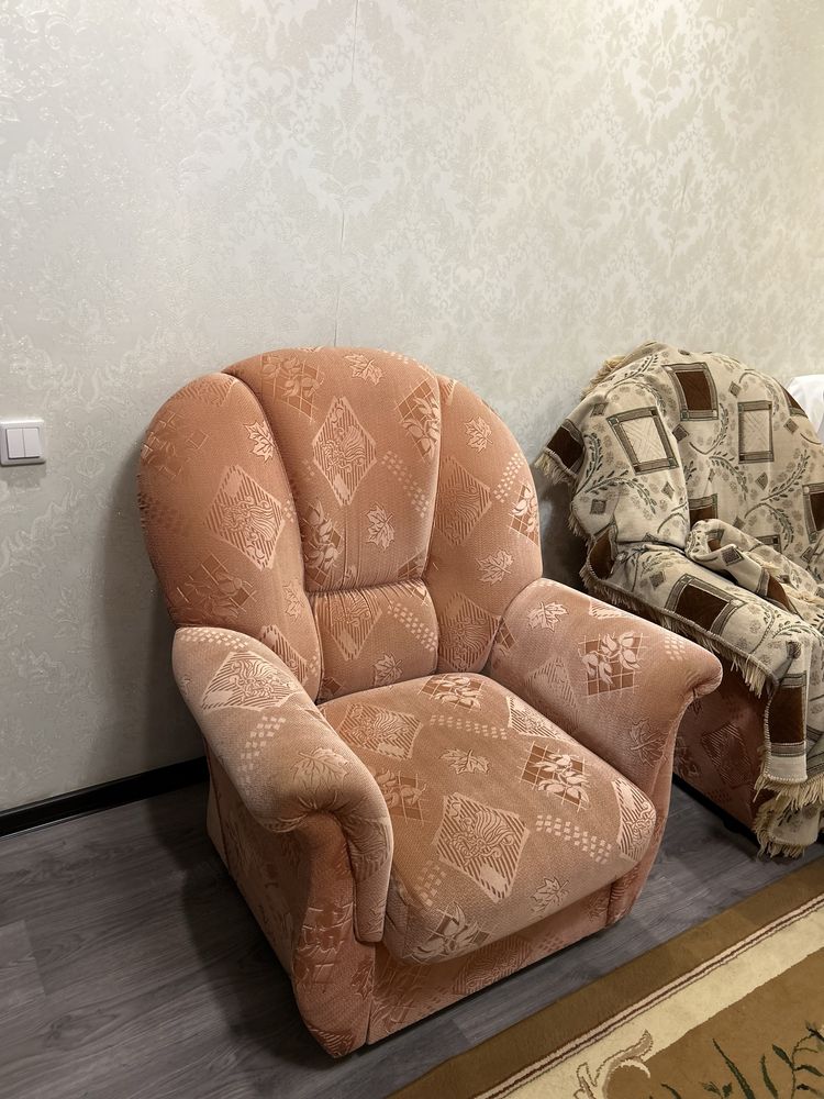 Диван с двумя креслами