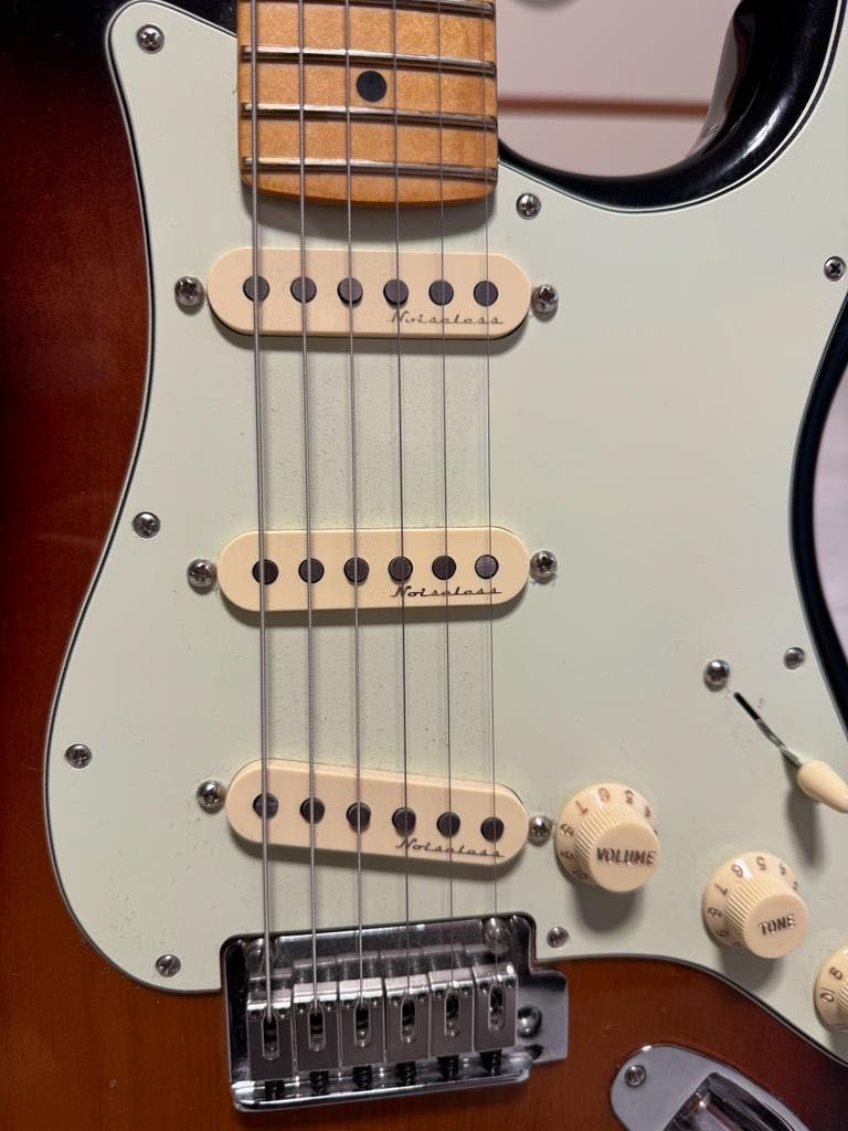 Chitară electrică Fender Stratocaster + stativ + husă + cablu + corzi