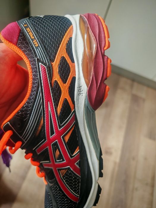 Vând adidași marca Asics