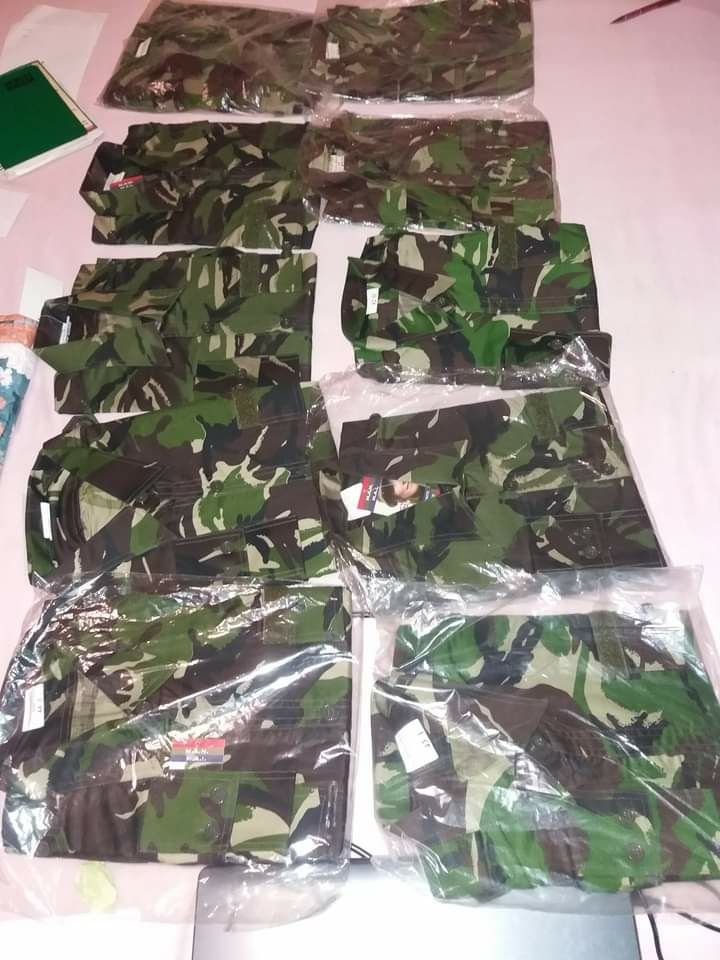 Vând următoarele produse militare diferite mărimi Noi