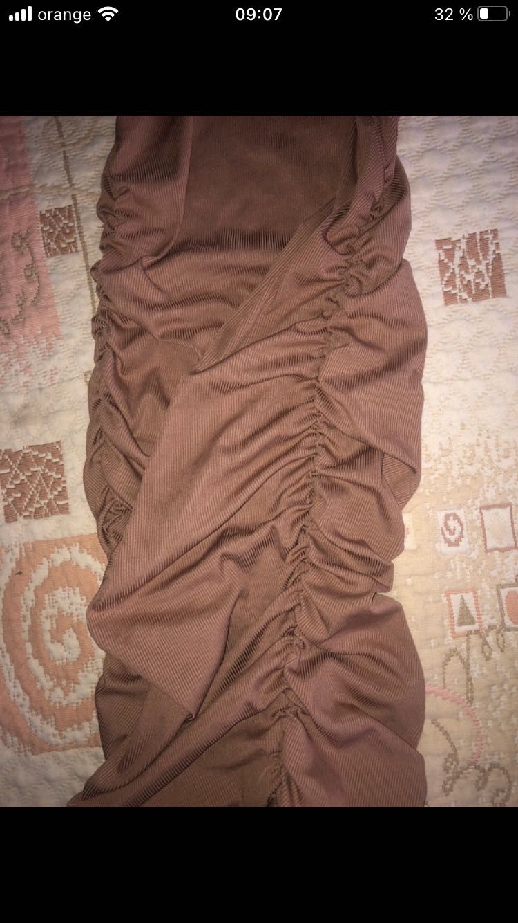 Rochie de vara mulată pe corp cu spatele gol nude