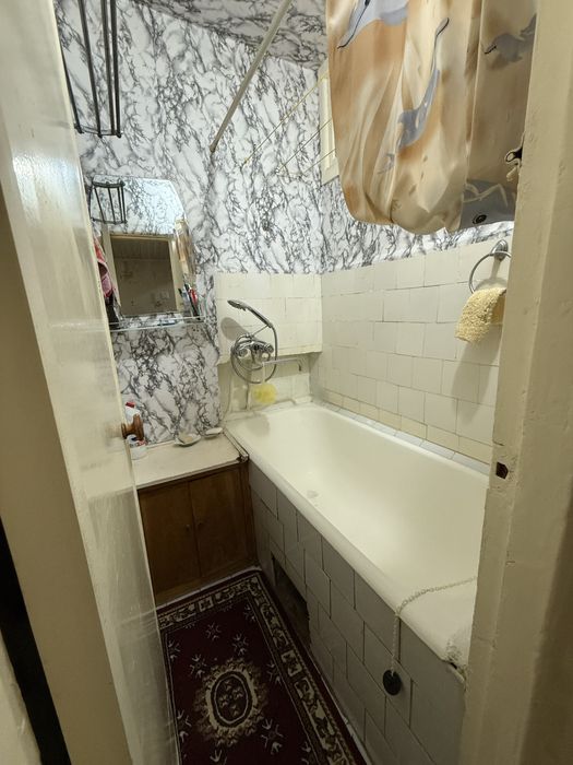 Продаю свою квартиру на рисовом 3 комнатная 2 этаж 4х этажка не торцев