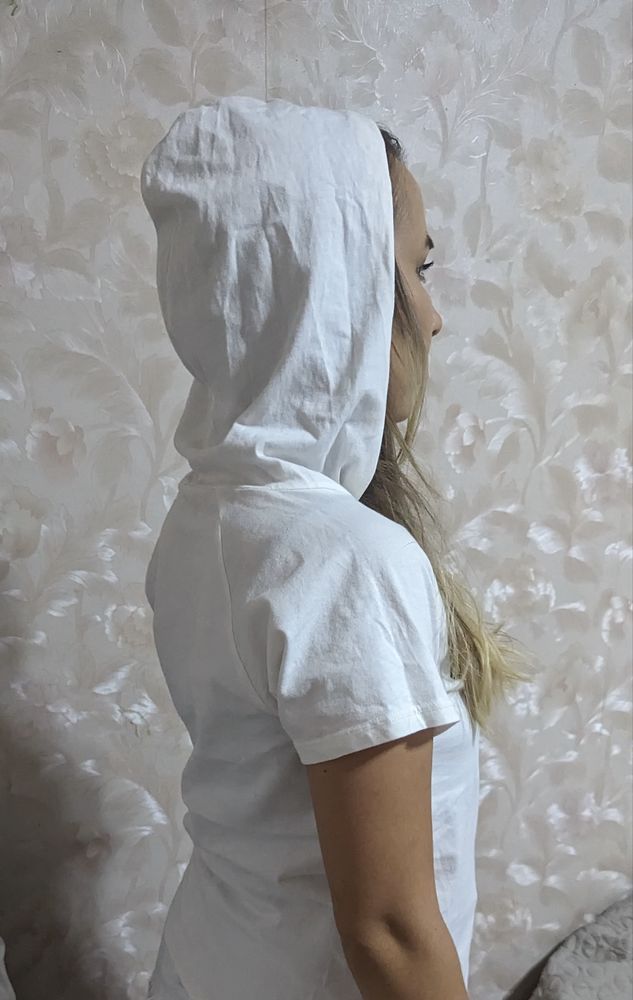 Женская футболка с капюшоном