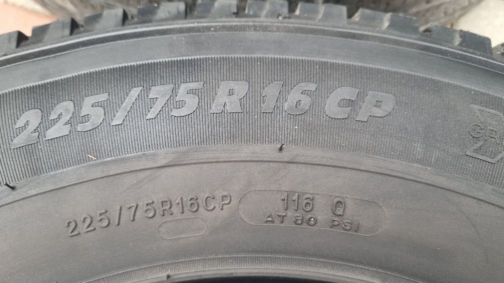 Michelin Agilis 225/75R 16CP și  KUMHO 215 75R 15C