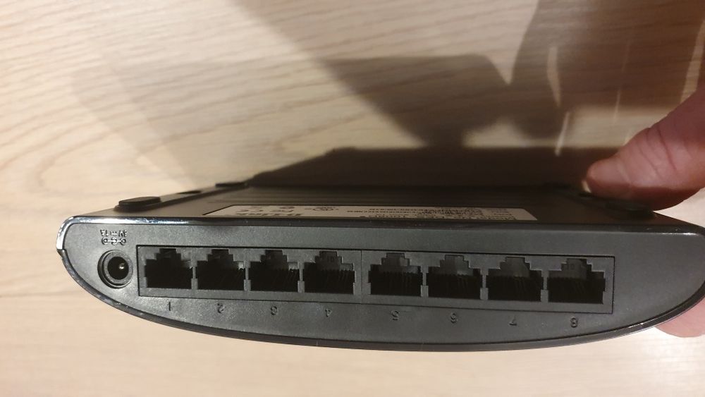 D-Link DES-1008D Switch 8 porturi Curier OLX