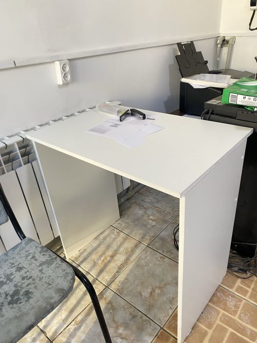 Белый стол,почти новый