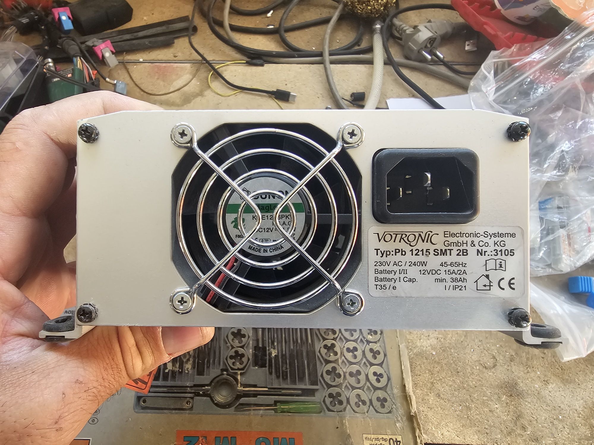 Vând încărcător baterii 12v