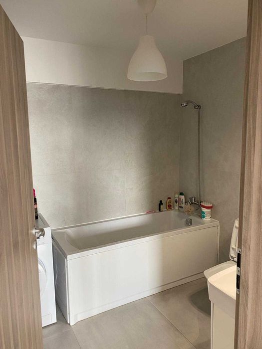 Inchiriez camera in apartament cu 2 camere