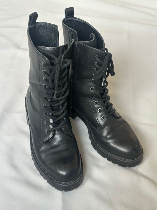 Кожени дамски обувки с връзки.