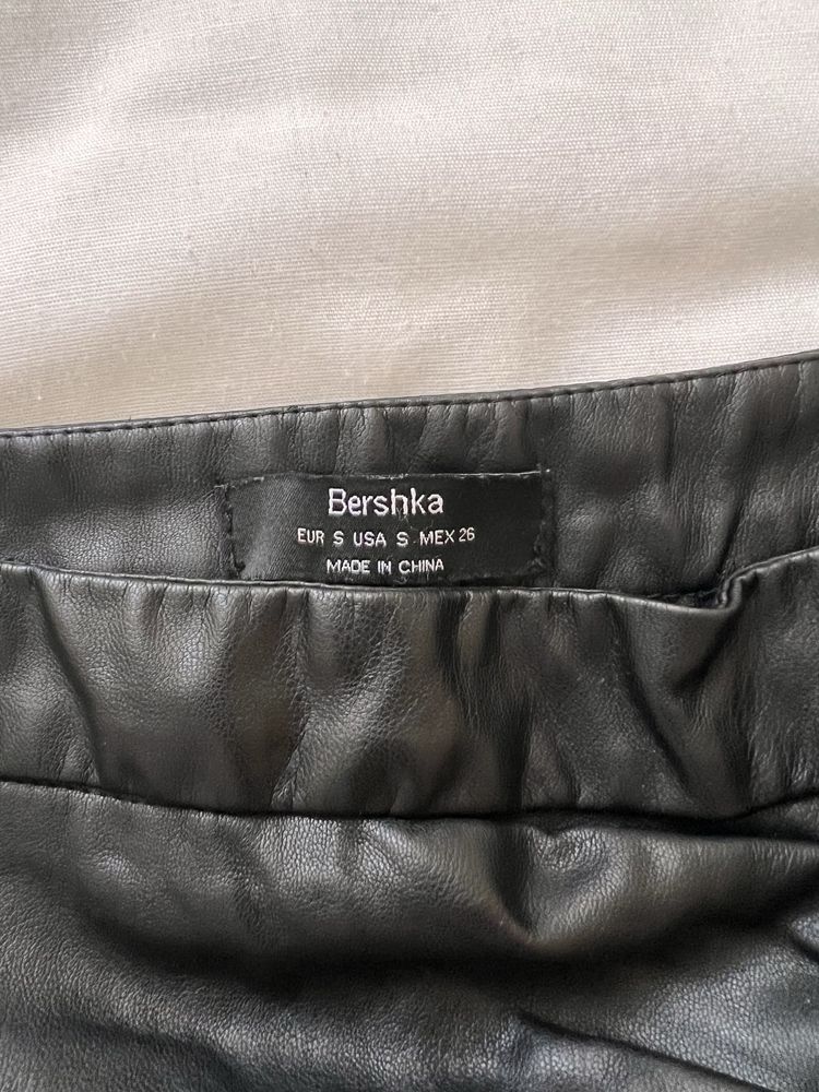 Пола BERSHKA кожена