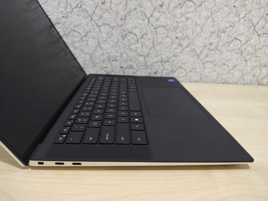 DELL XPS 9510 15,6" WUXGA IPS / CORE i5-11400H / 8GB DDR4 / 256GB NVMe