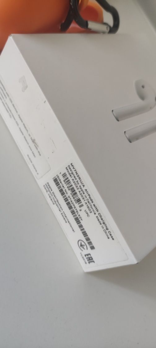 Продам оригинал кейс от Airpods 2