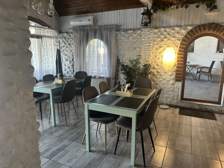 Vand mese si scaune de restaurant