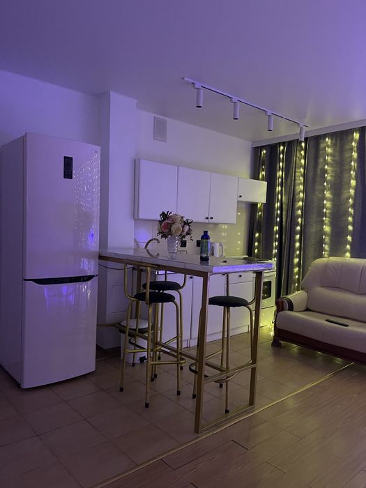 Барный стол , очень качественый варенный. Стол . Стулья вместе.