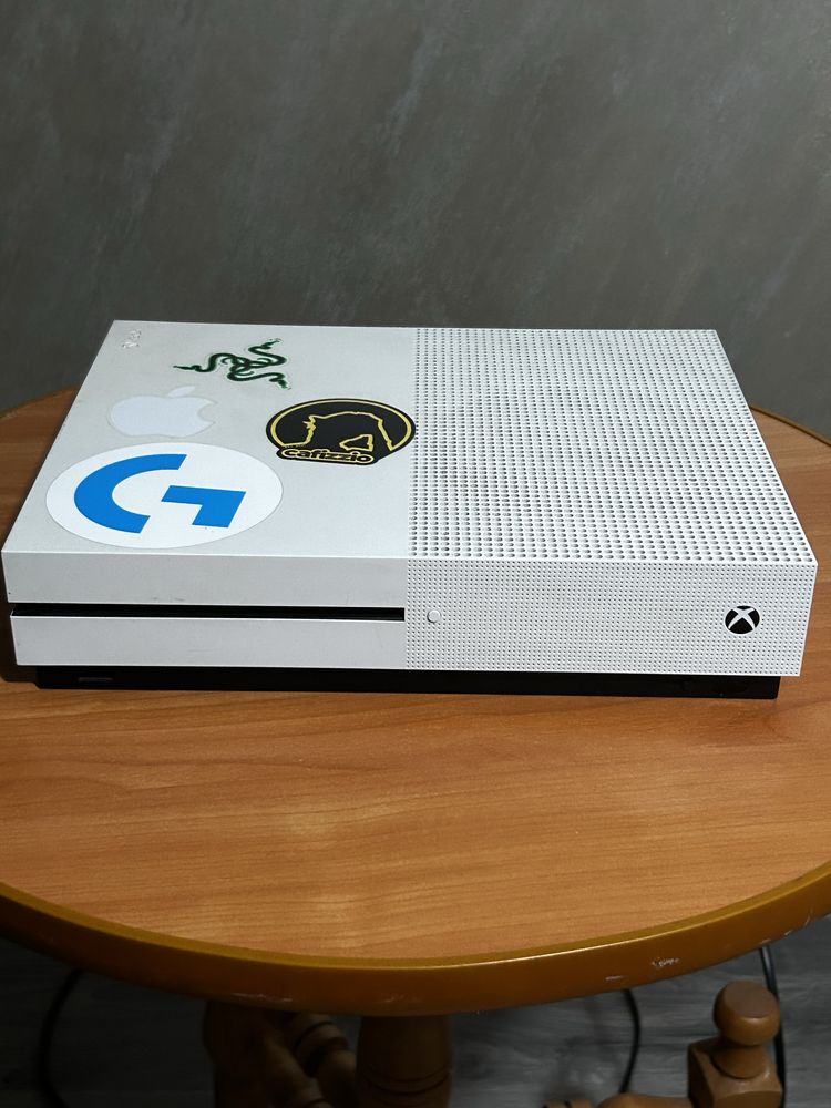 Xbox One S cu 2 controllere si 4 jocuri